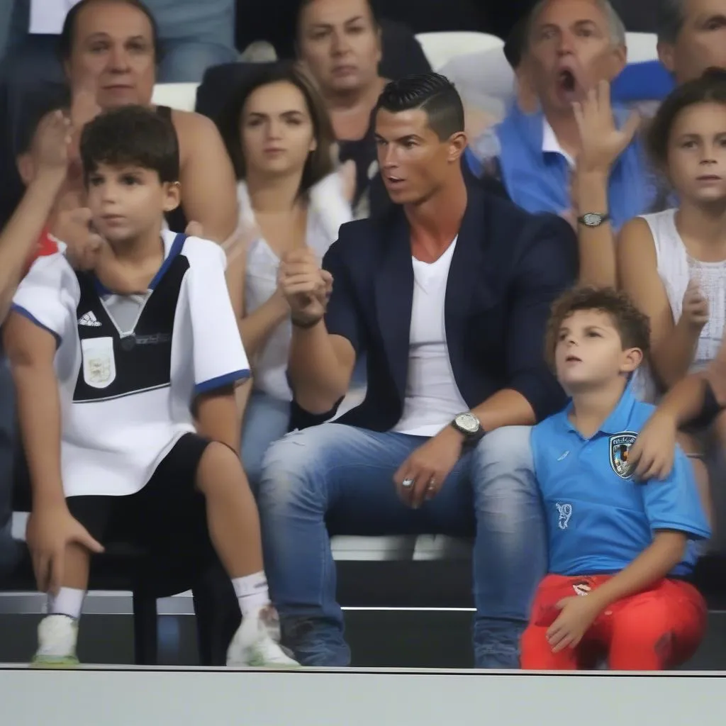 Cristiano Ronaldo Jr cổ vũ bố trong trận đấu