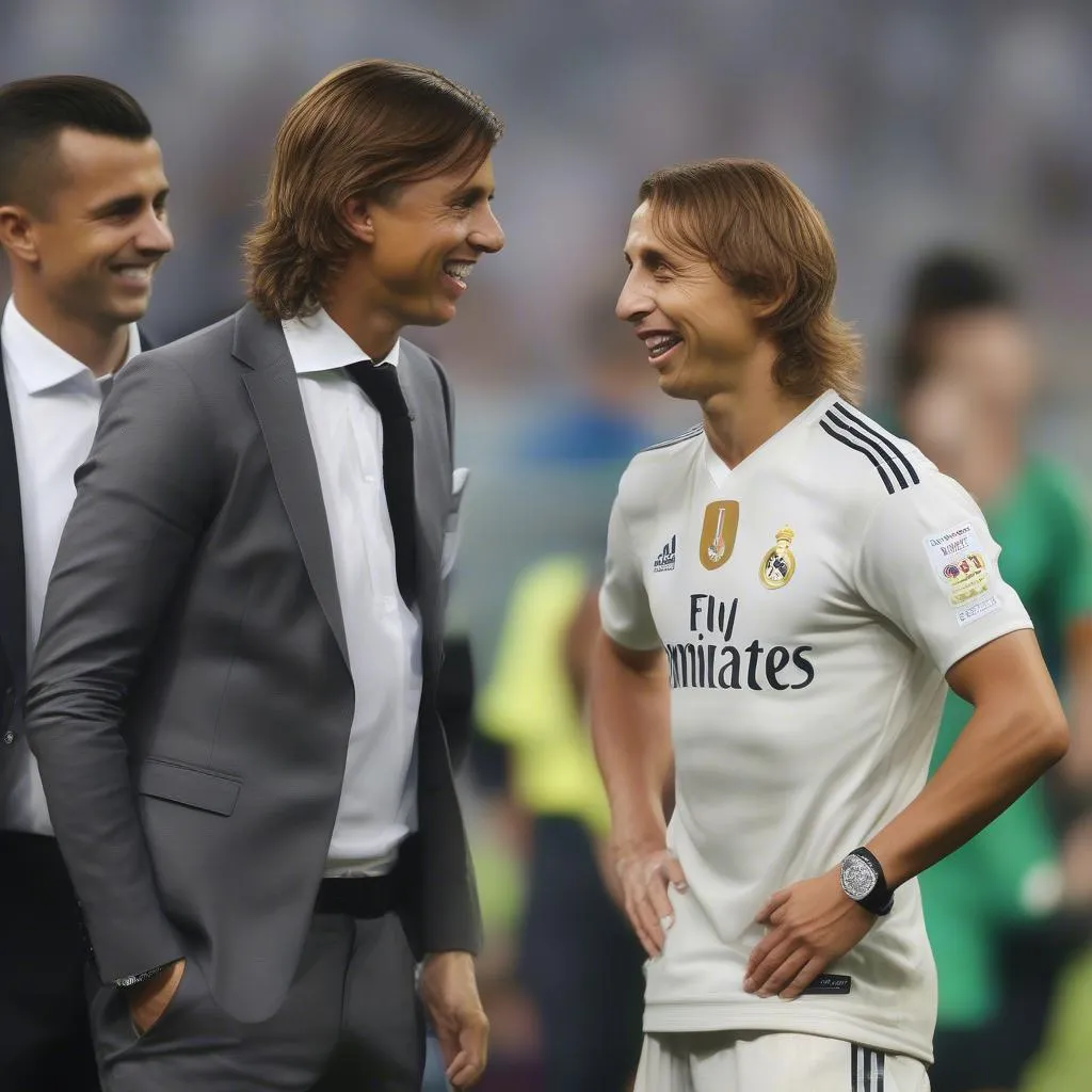 Ronaldo và Luka Modric cùng nhau ngoài sân cỏ