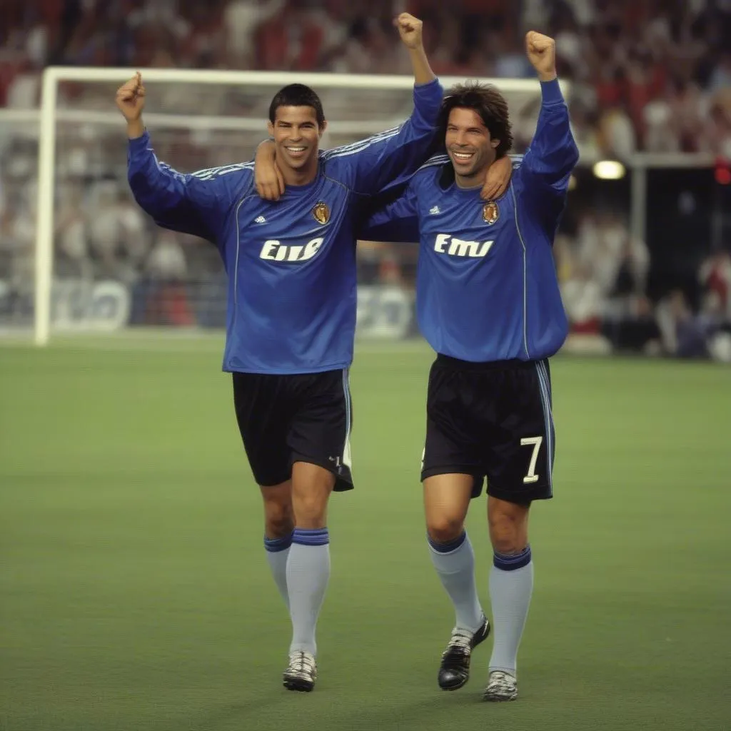 So sánh Ronaldo và Ruud van Nistelrooy: Ai là sát thủ giỏi hơn?